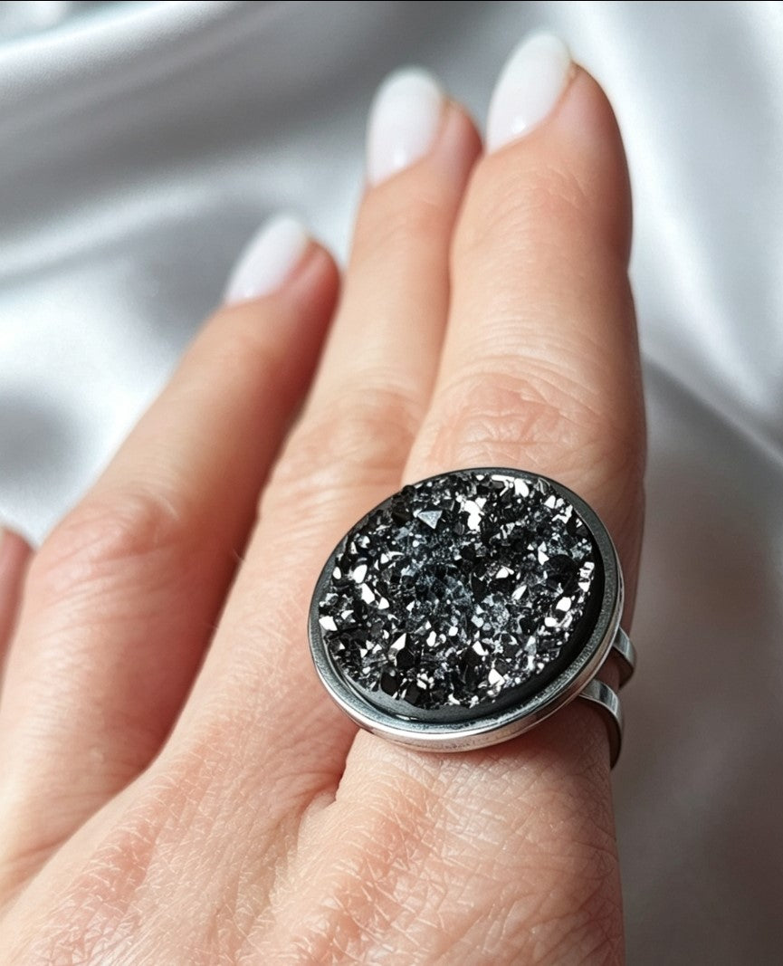 Adjustable ring L with resin disc in silver tone