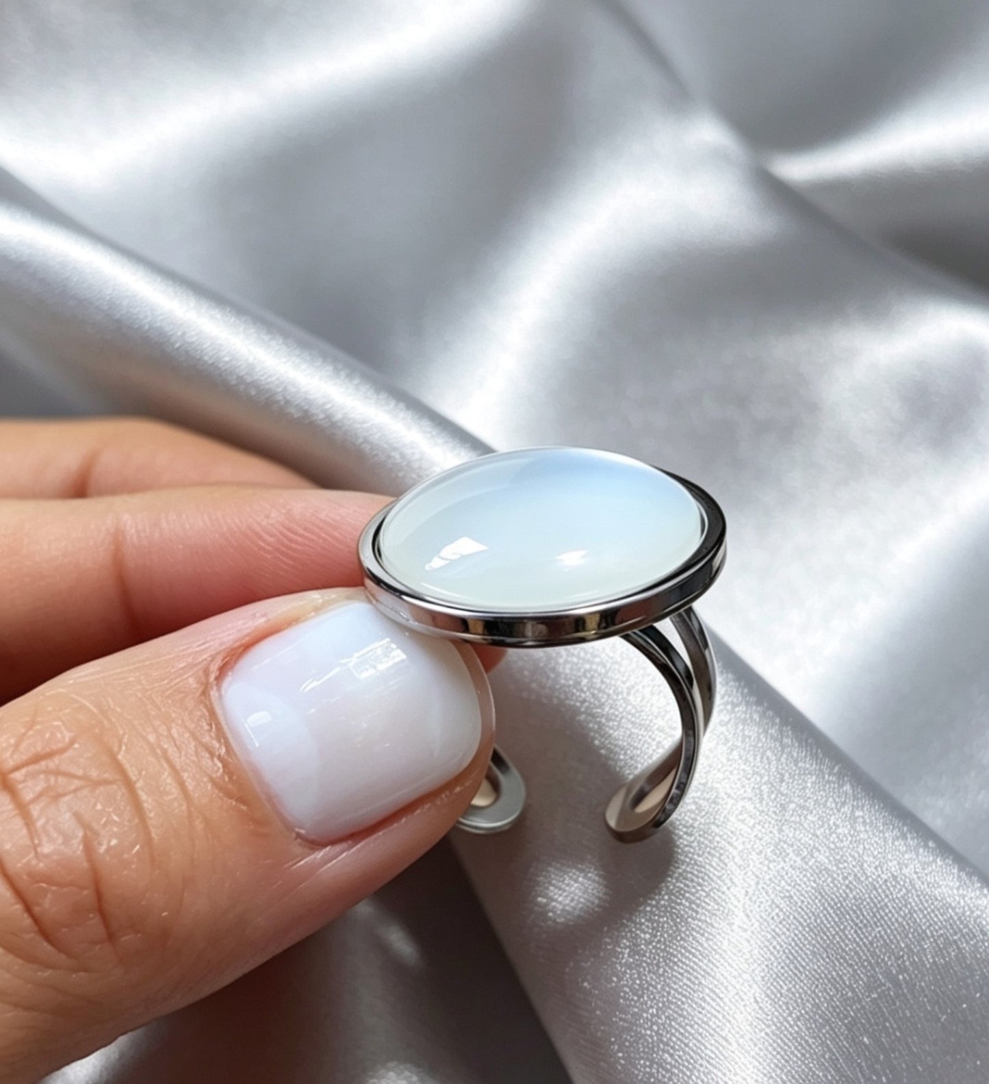 Adjustable ring L with resin disc in silver tone