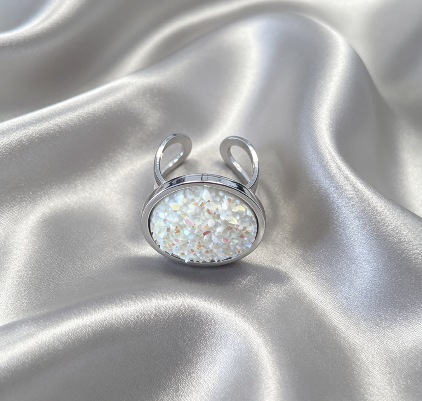 Adjustable ring L with resin disc in silver tone
