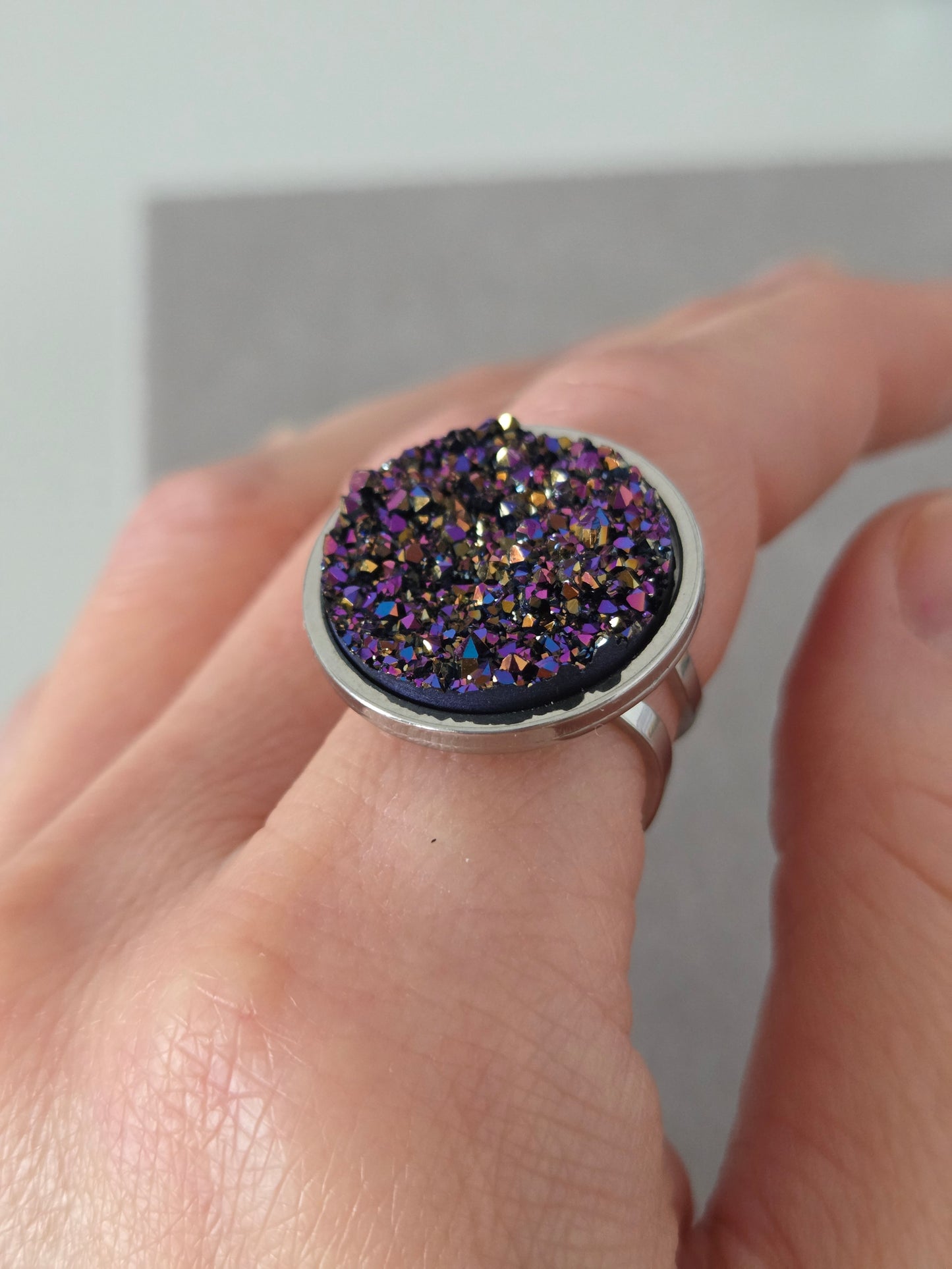 Adjustable ring L with resin disc in silver tone