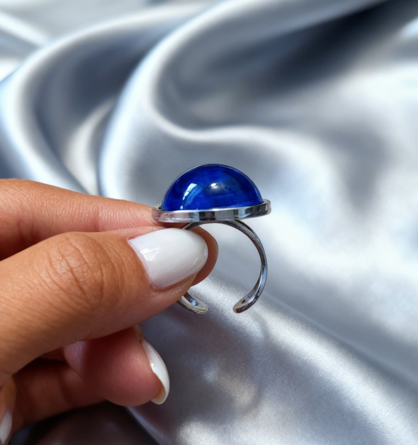 Adjustable ring L with resin disc in silver tone