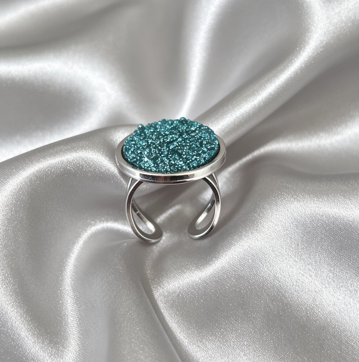 Adjustable ring L with resin disc in silver tone