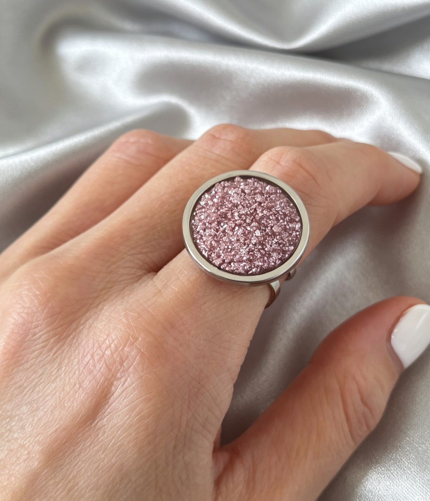Adjustable ring L with resin disc in silver tone