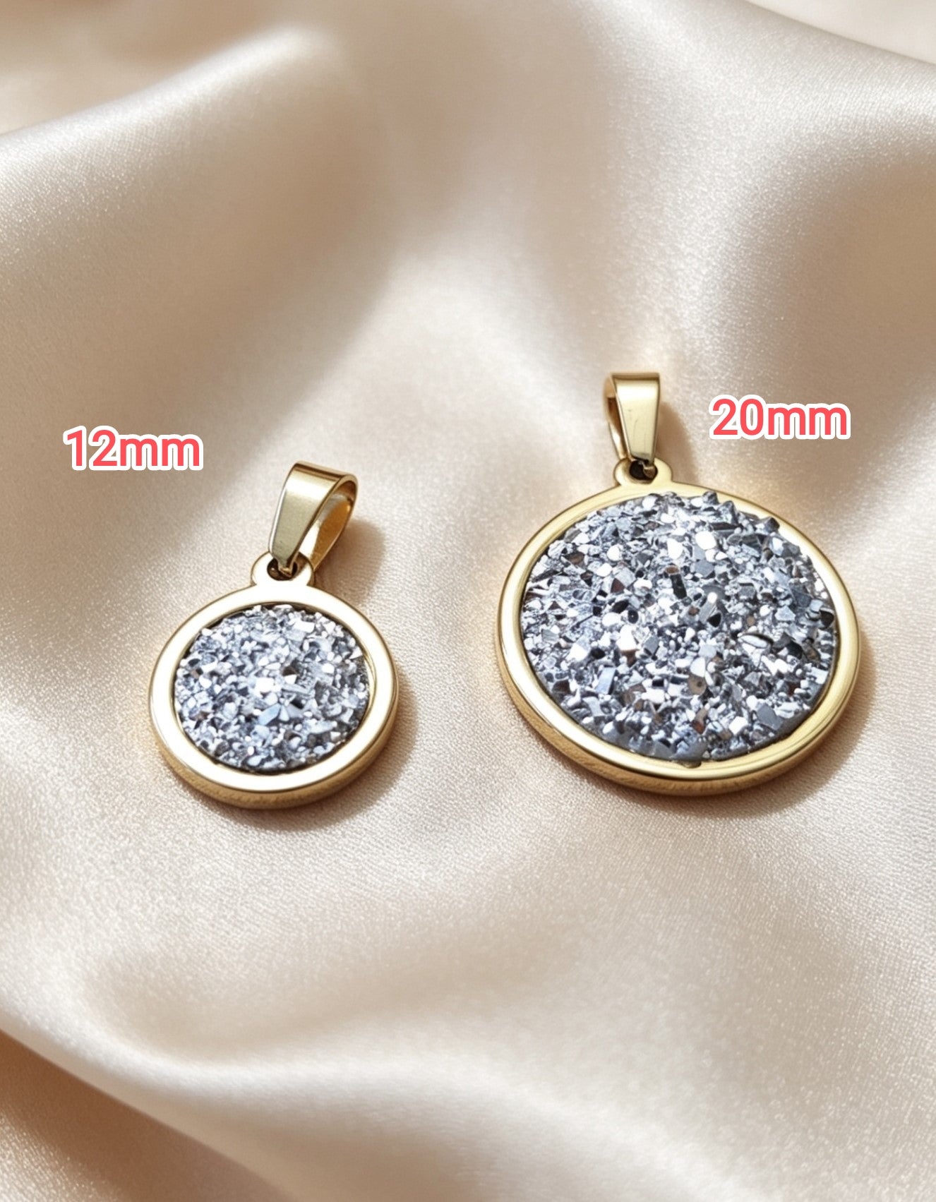 Pendant L with epoxy settings in gold tone
