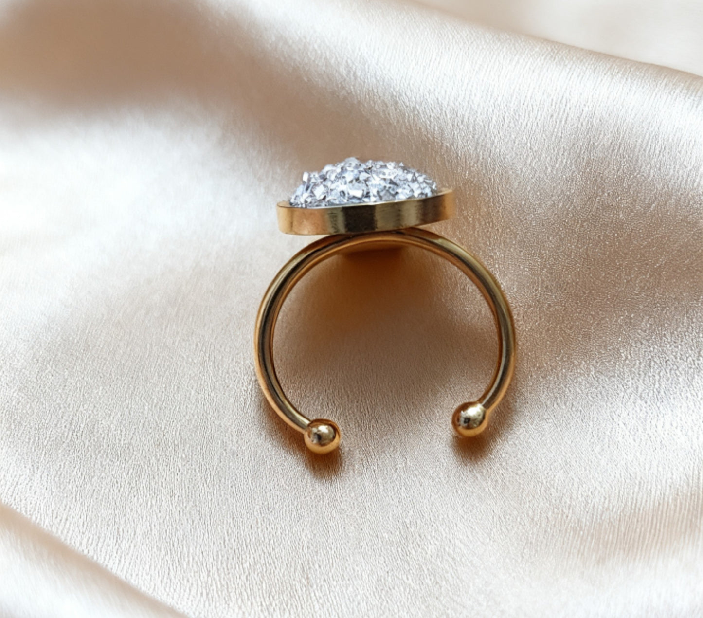 Adjustable ring S with resin disc in gold tone