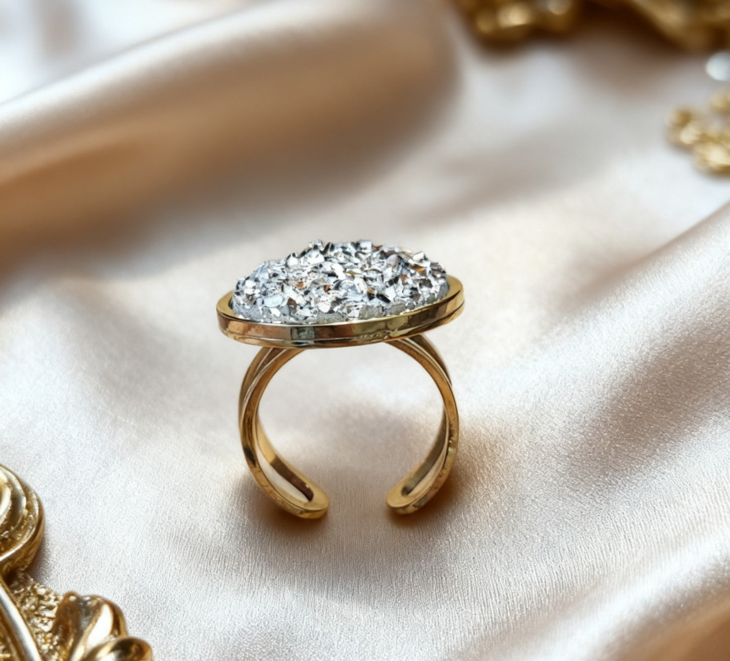 Adjustable ring L with resin disc in gold tone