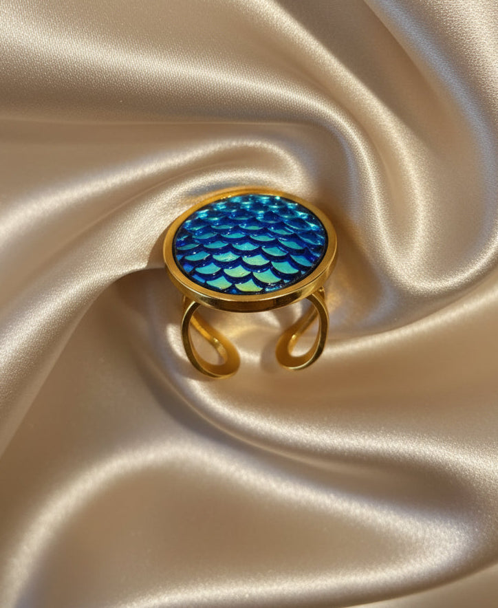 Adjustable ring L with resin disc in gold tone