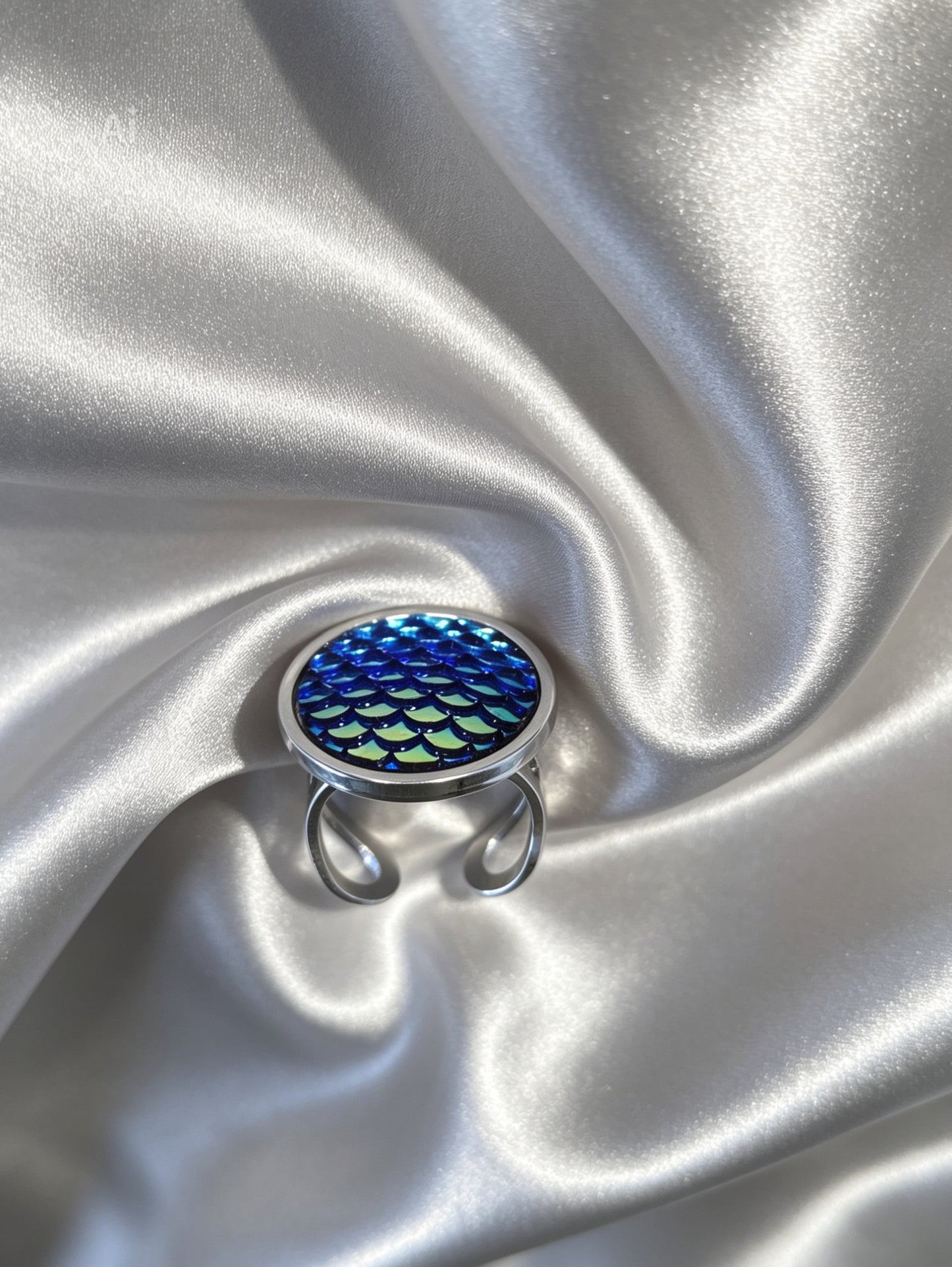 Adjustable ring L with resin disc in silver tone