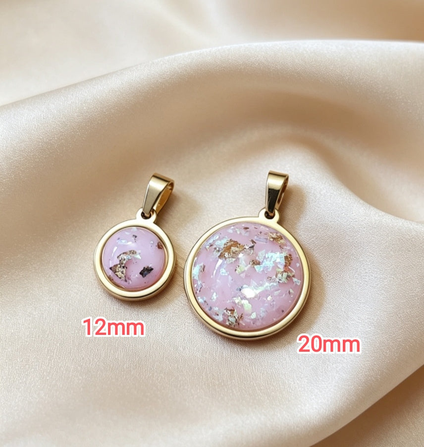 Pendant S with epoxy settings in gold tone