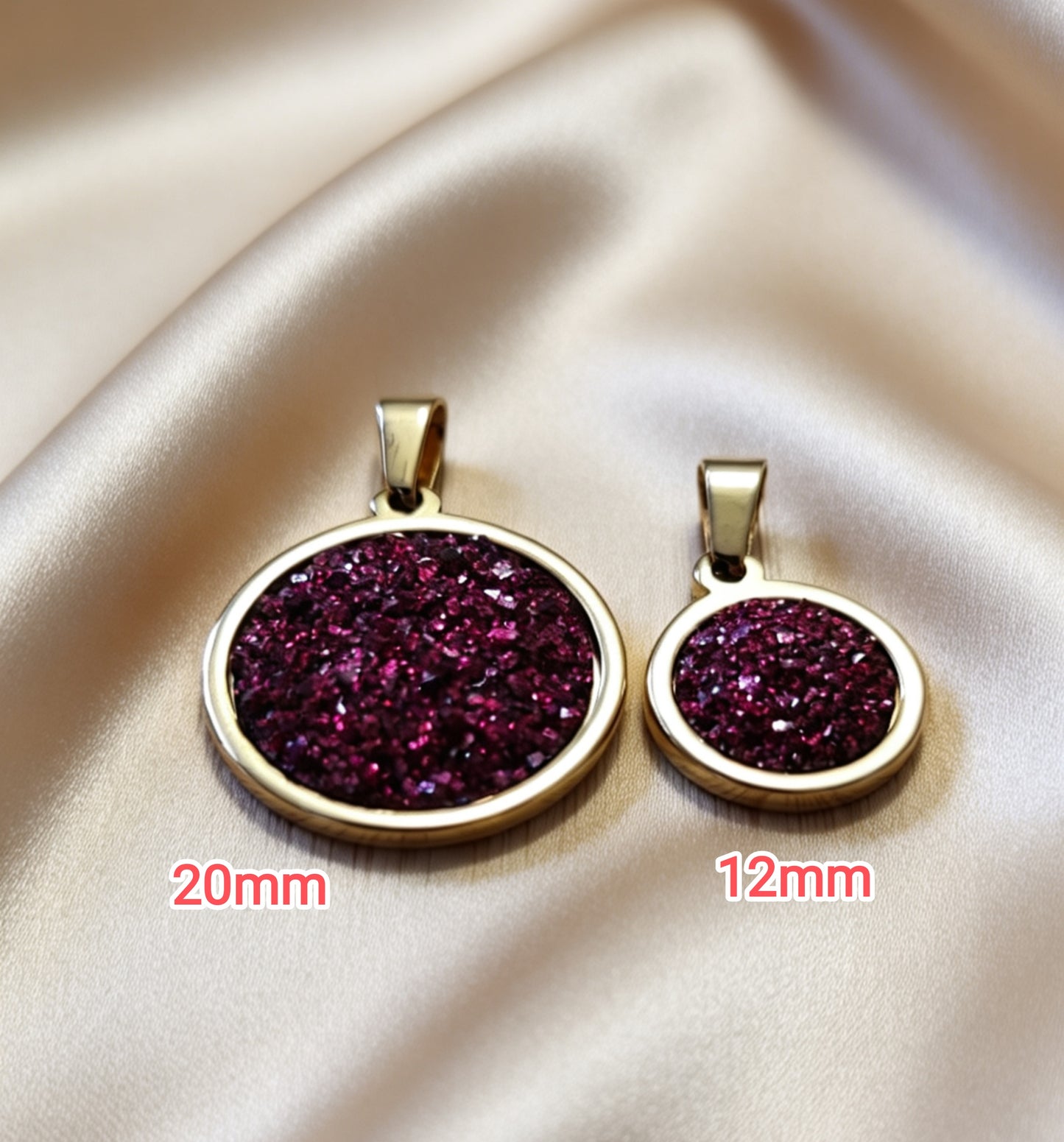 Pendant S with epoxy settings in gold tone