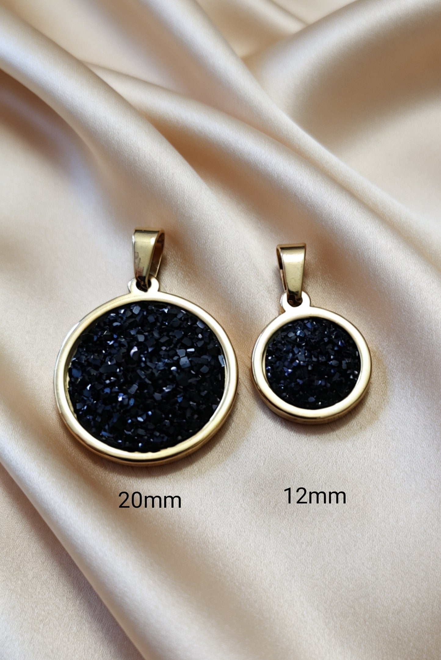 Pendant L with epoxy settings in gold tone