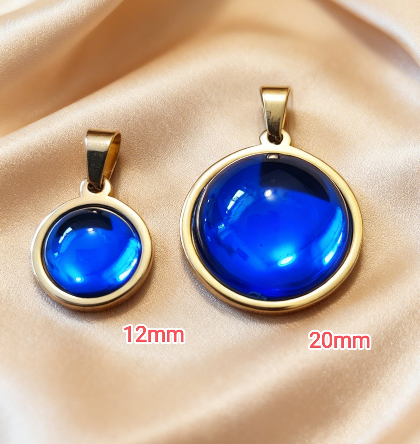 Pendant L with epoxy settings in gold tone