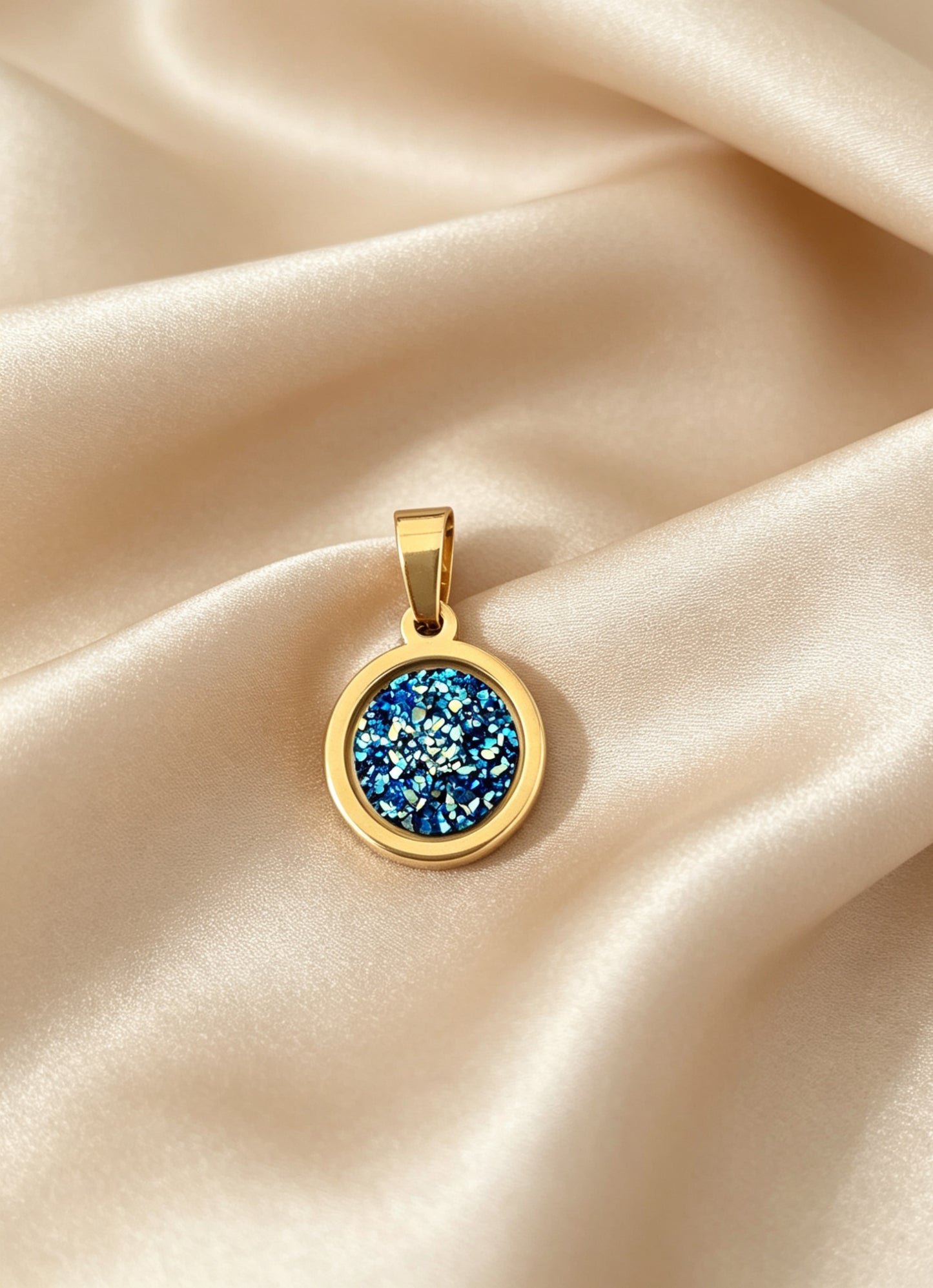 Pendant S with epoxy settings in gold tone