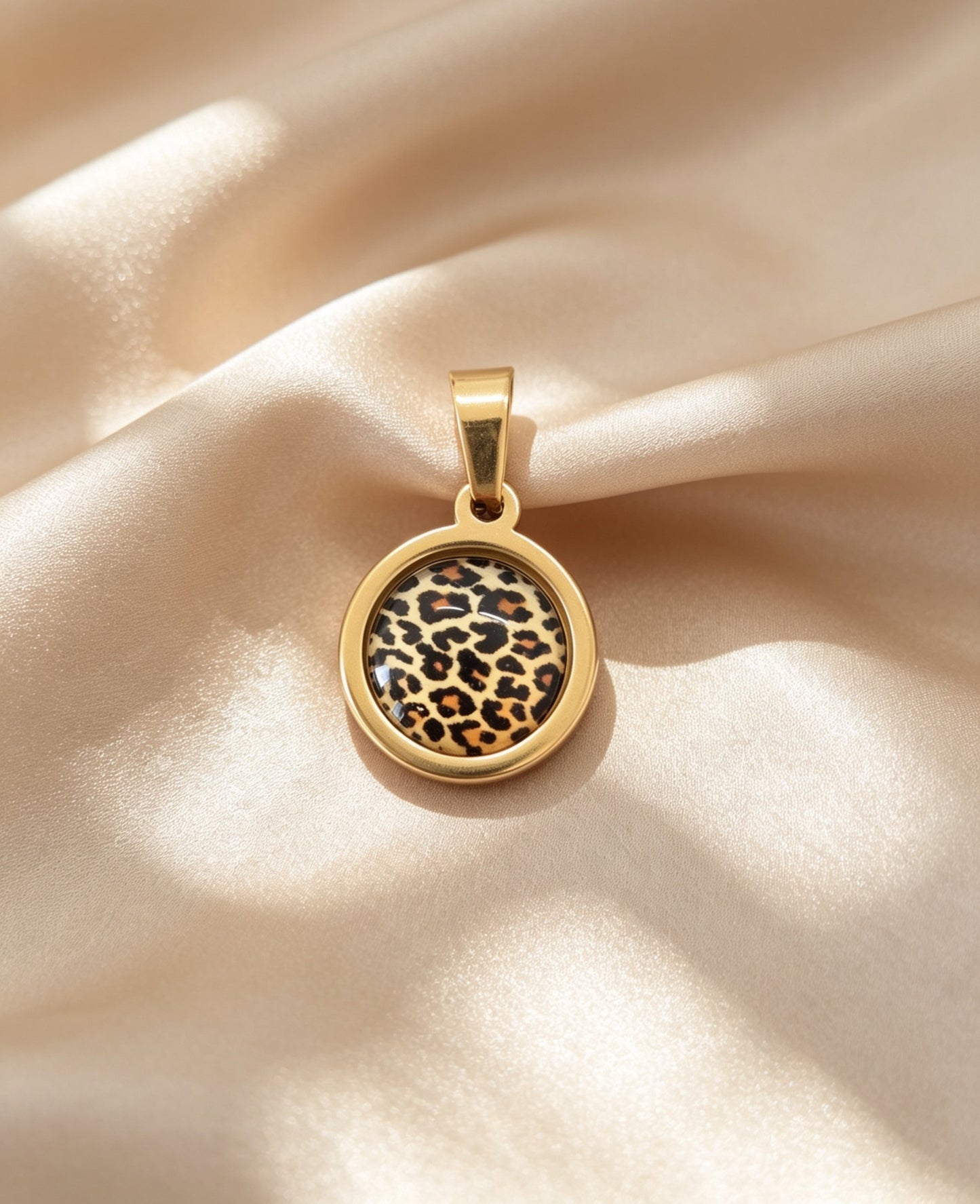 Pendant S with epoxy settings in gold tone