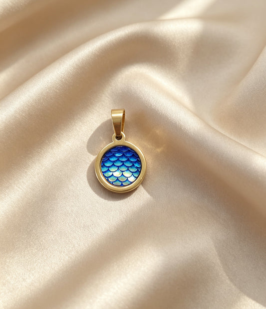 Pendant S with epoxy settings in gold tone