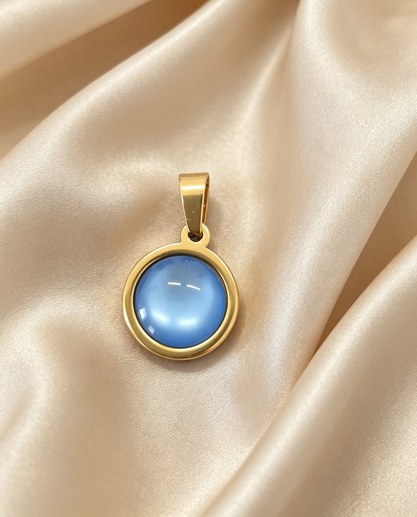Pendant S with epoxy settings in gold tone