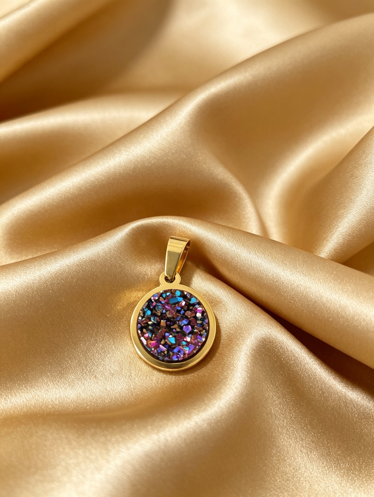 Pendant S with epoxy settings in gold tone