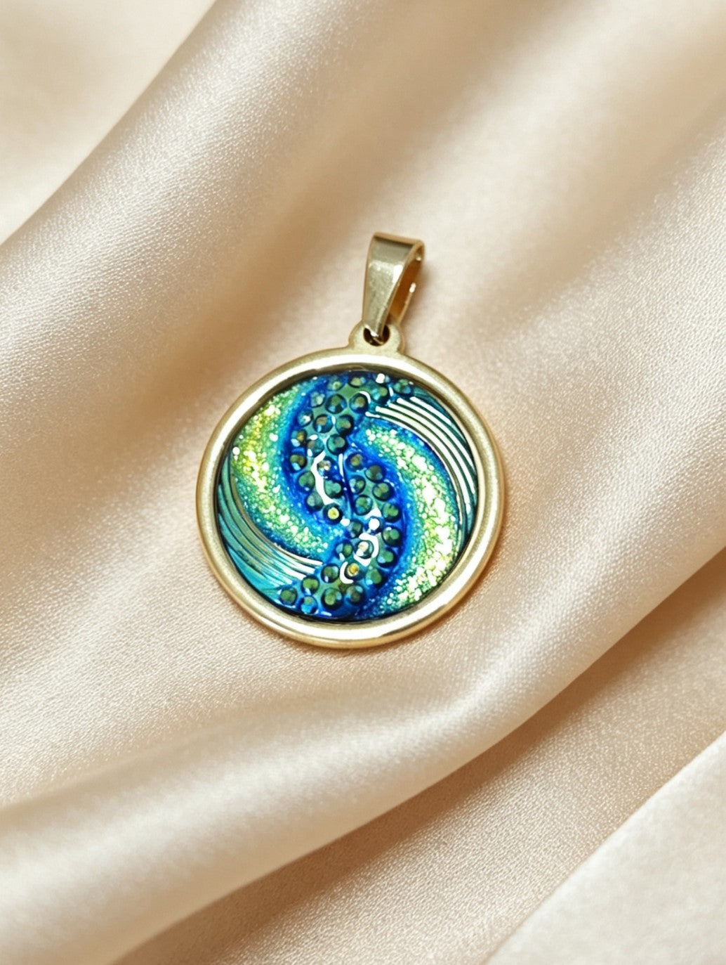 Pendant L with epoxy settings in gold tone