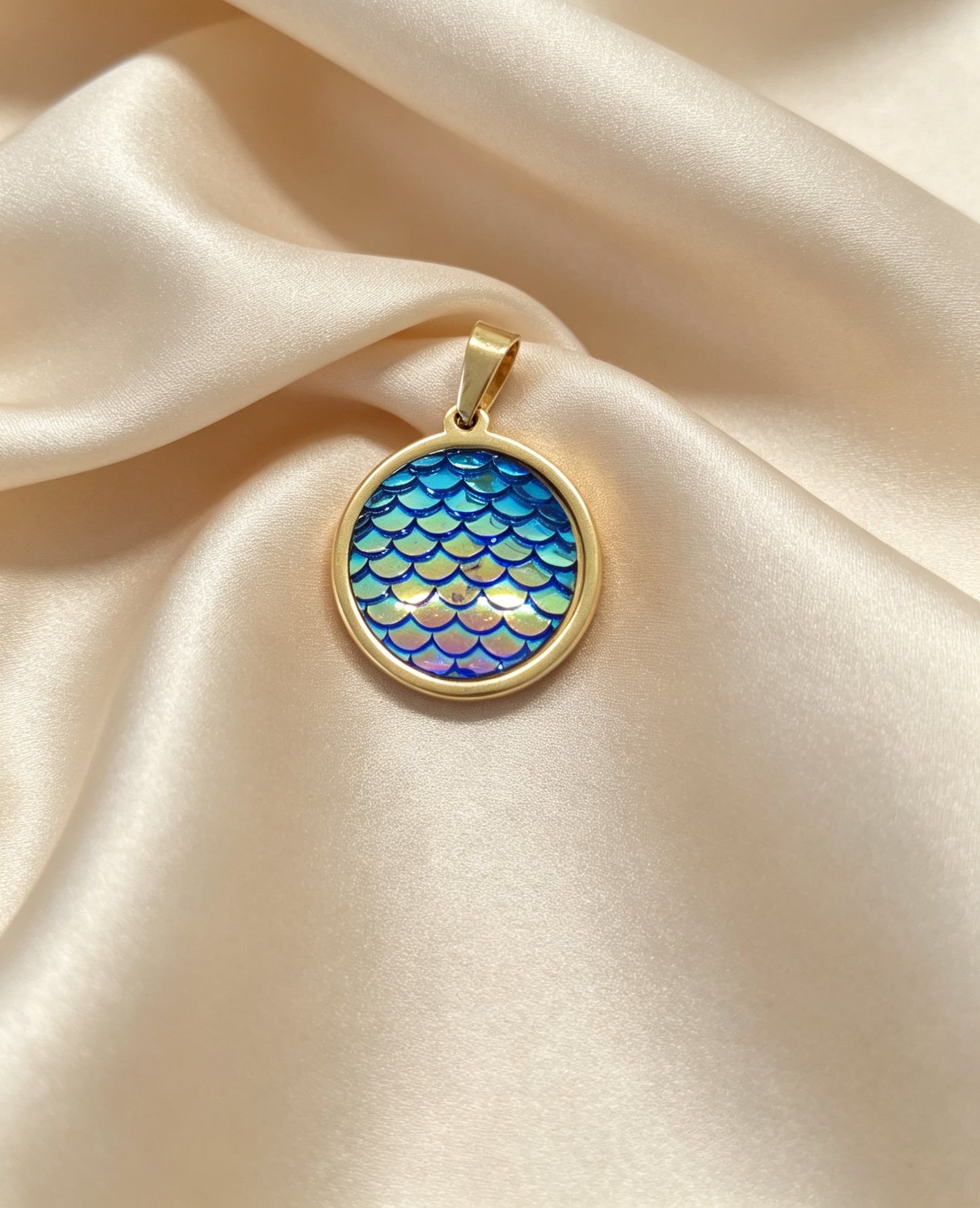 Pendant L with epoxy settings in gold tone