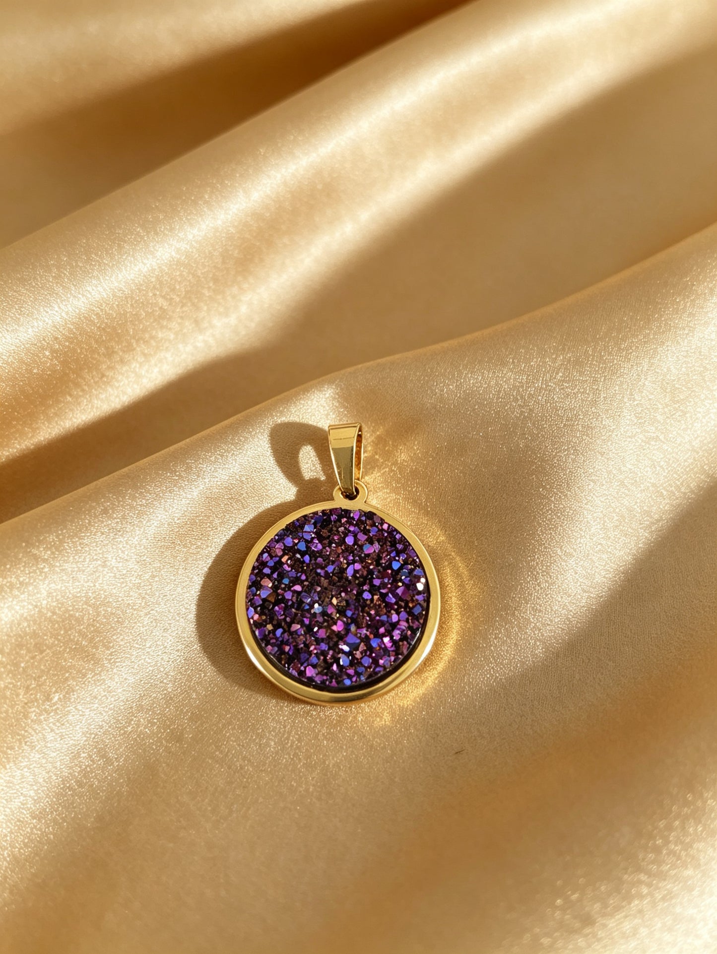 Pendant L with epoxy settings in gold tone