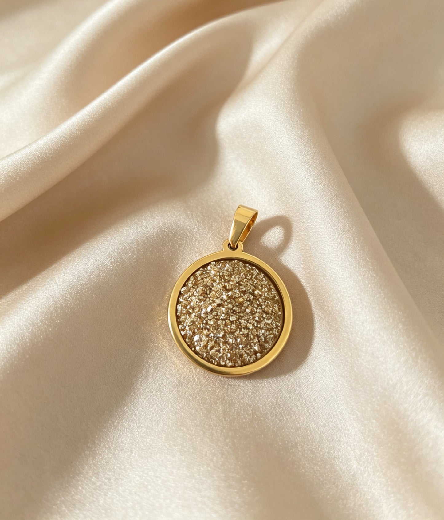 Pendant L with epoxy settings in gold tone