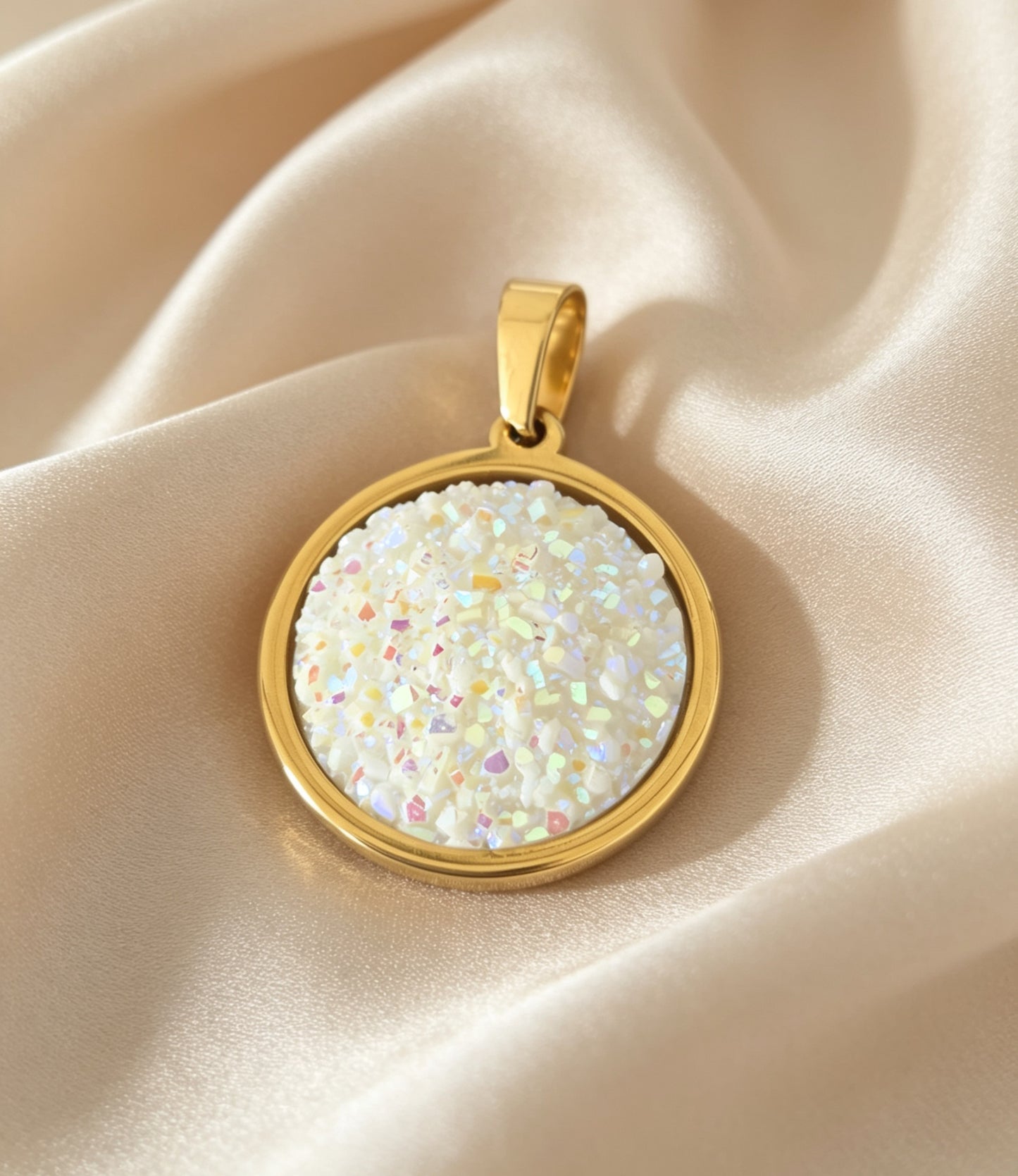 Pendant L with epoxy settings in gold tone