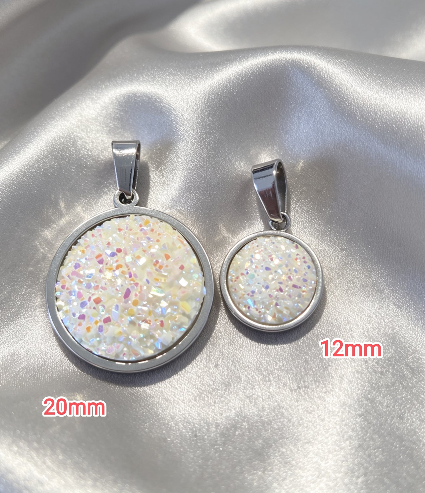 Pendant S with epoxy settings in silver tone