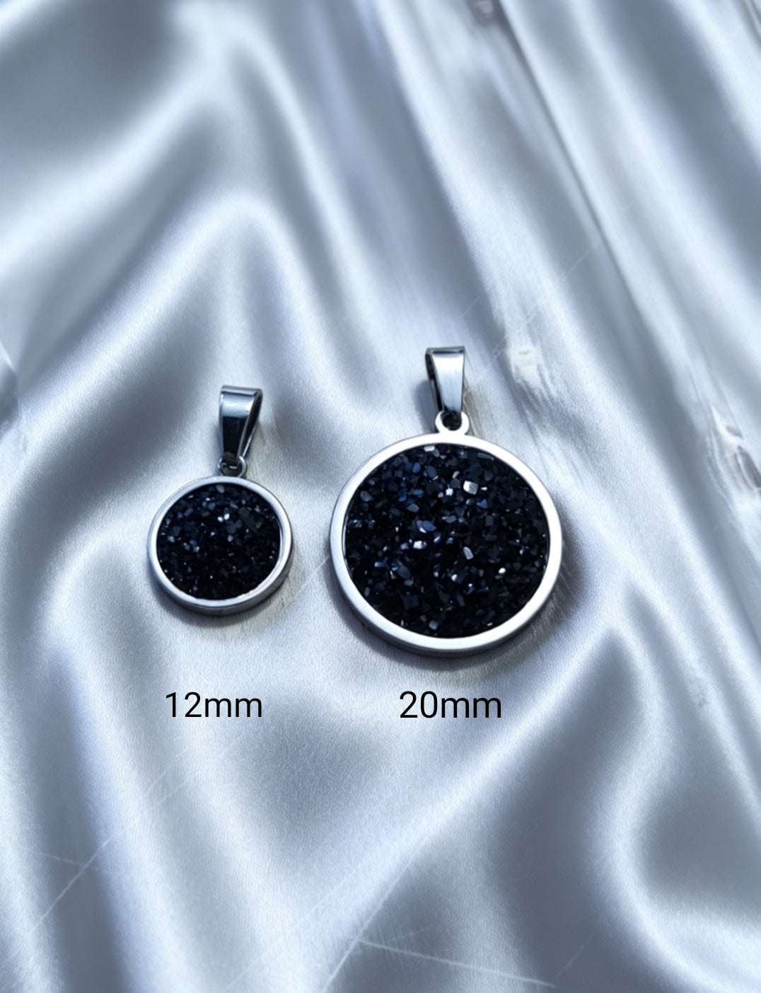 Pendant L with epoxy settings in silver tone