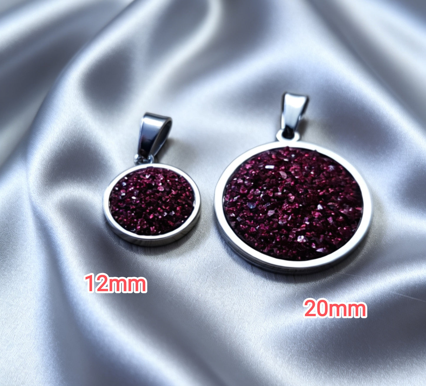 Pendant S with epoxy settings in silver tone