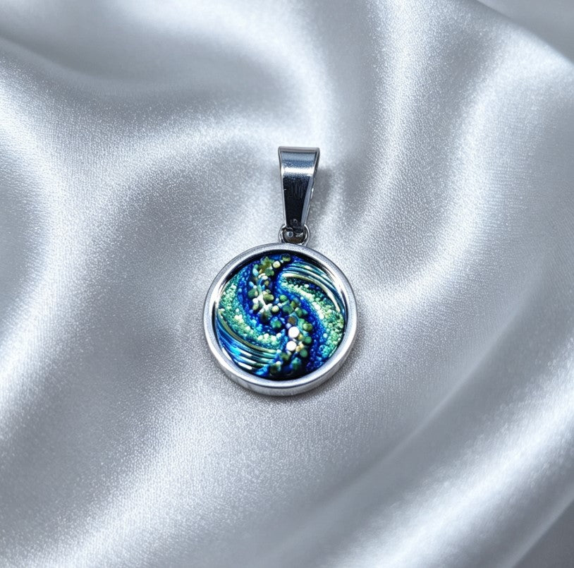 Pendant S with epoxy settings in silver tone