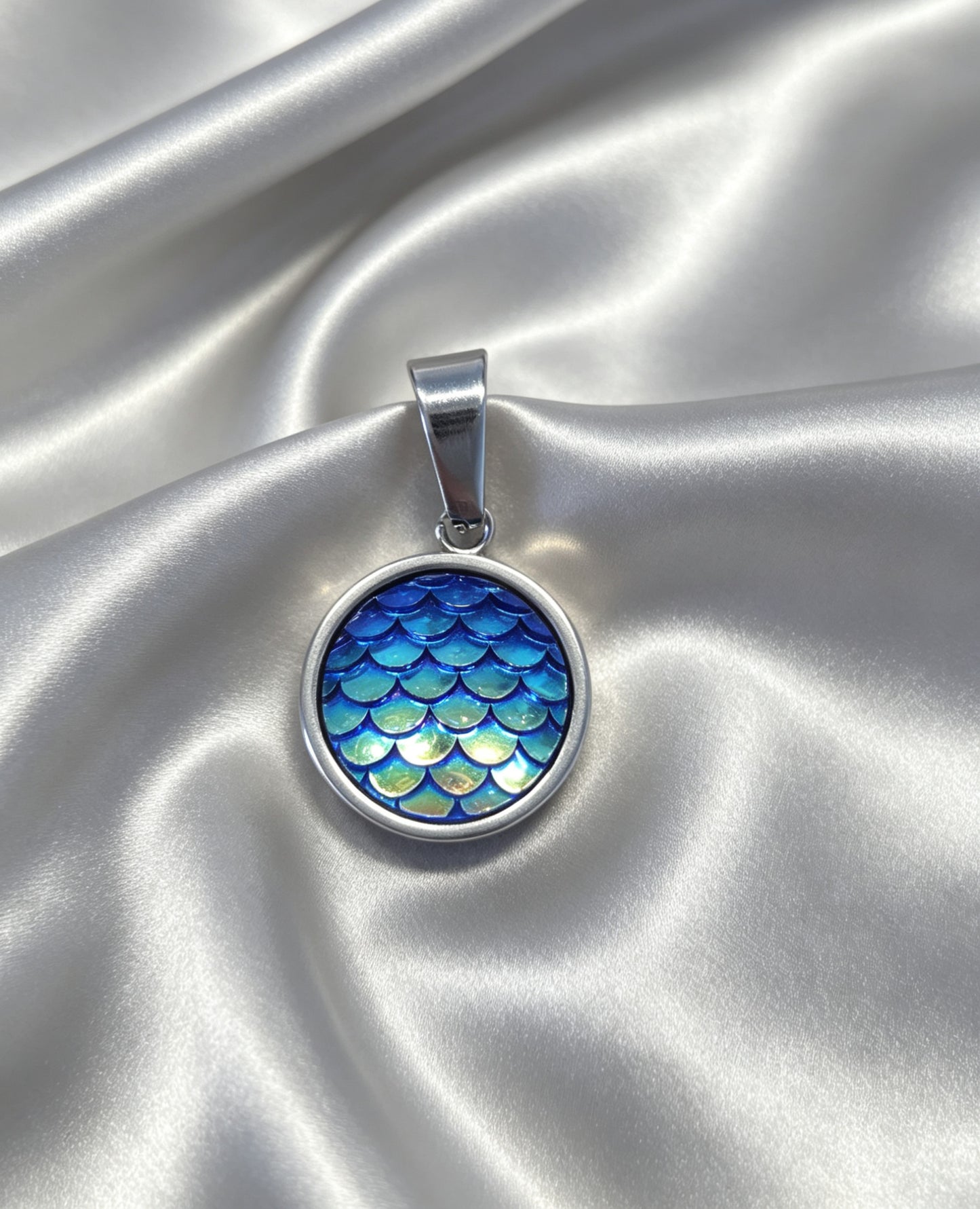 Pendant S with epoxy settings in silver tone