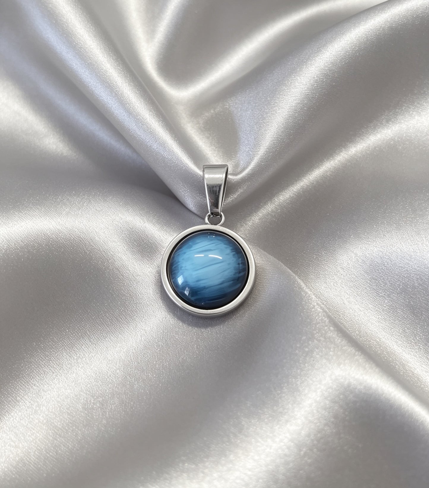 Pendant S with epoxy settings in silver tone