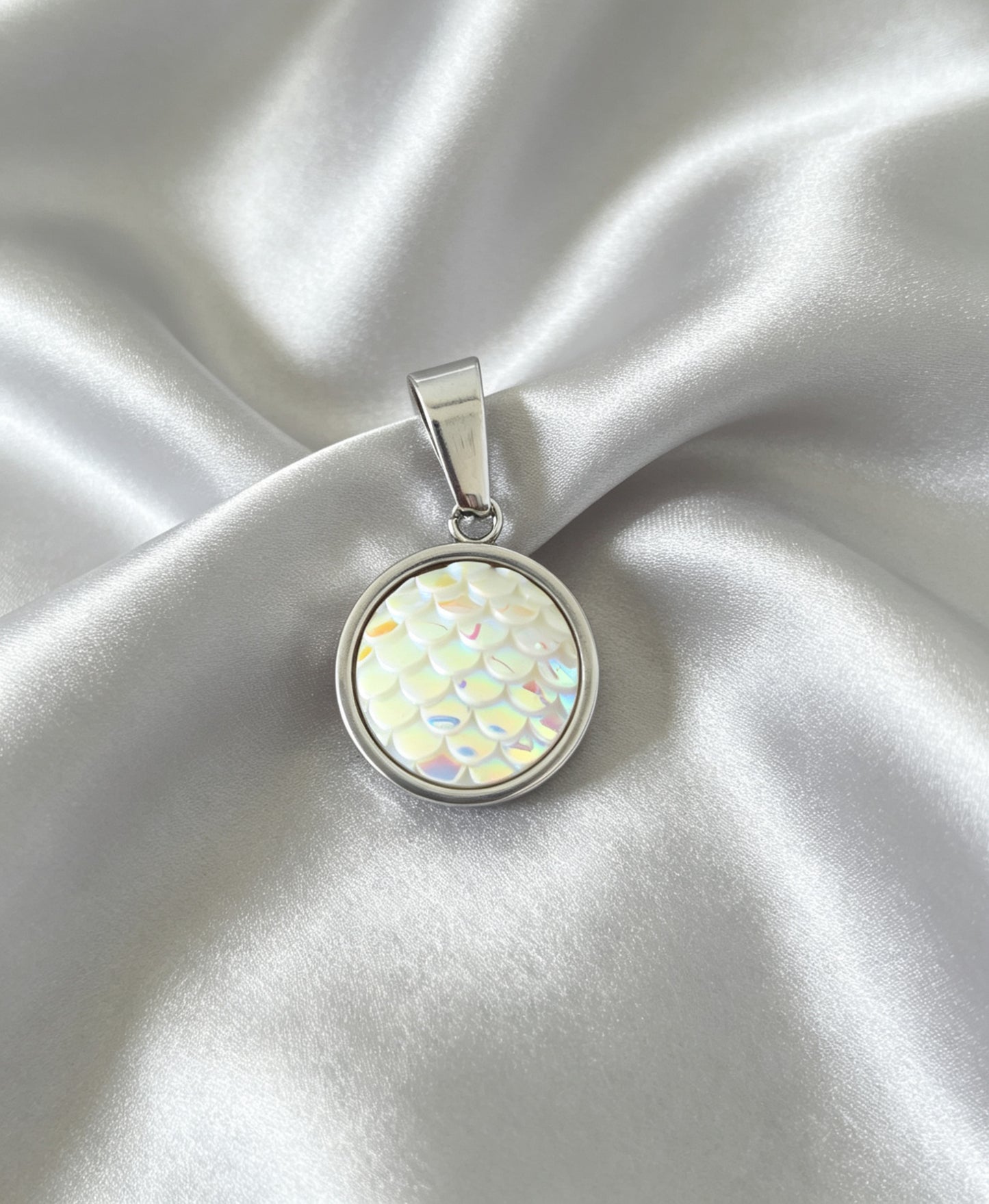 Pendant S with epoxy settings in silver tone
