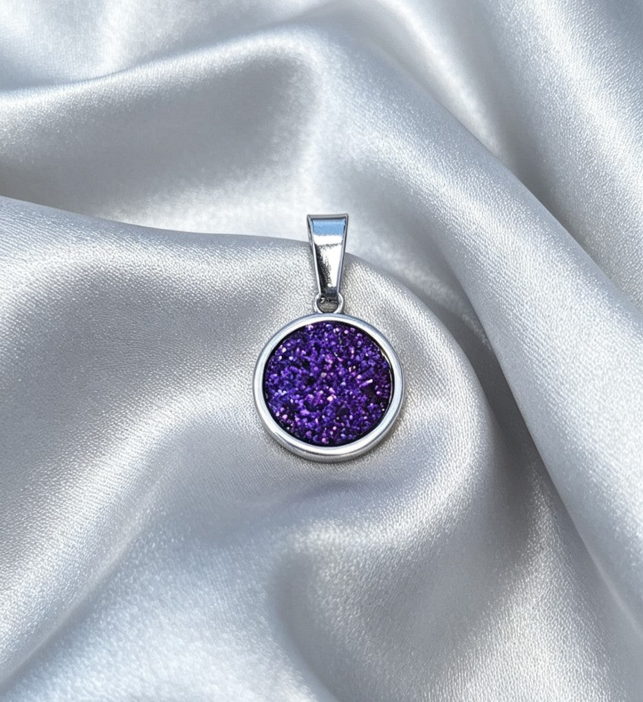 Pendant S with epoxy settings in silver tone