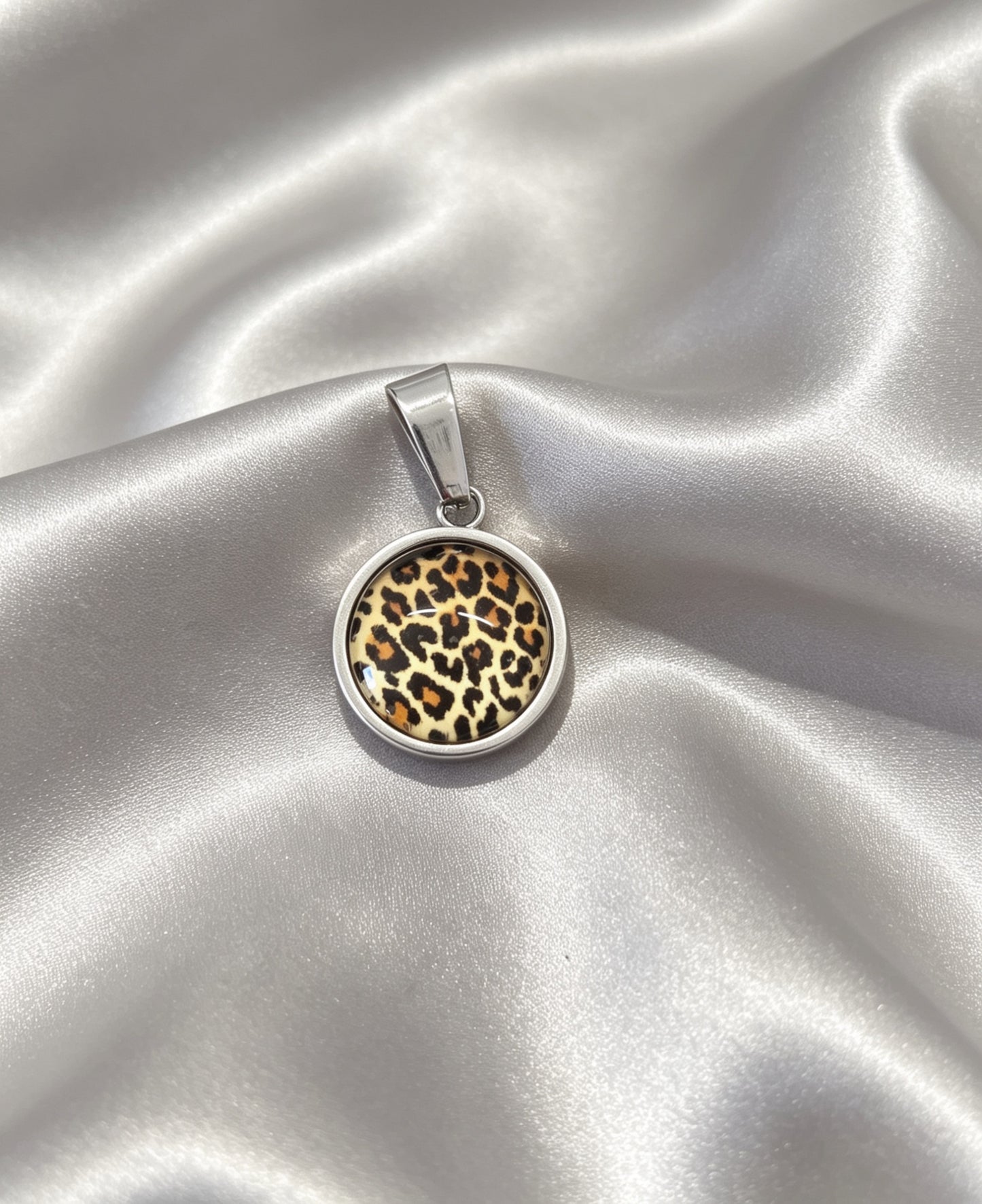 Pendant S with epoxy settings in silver tone