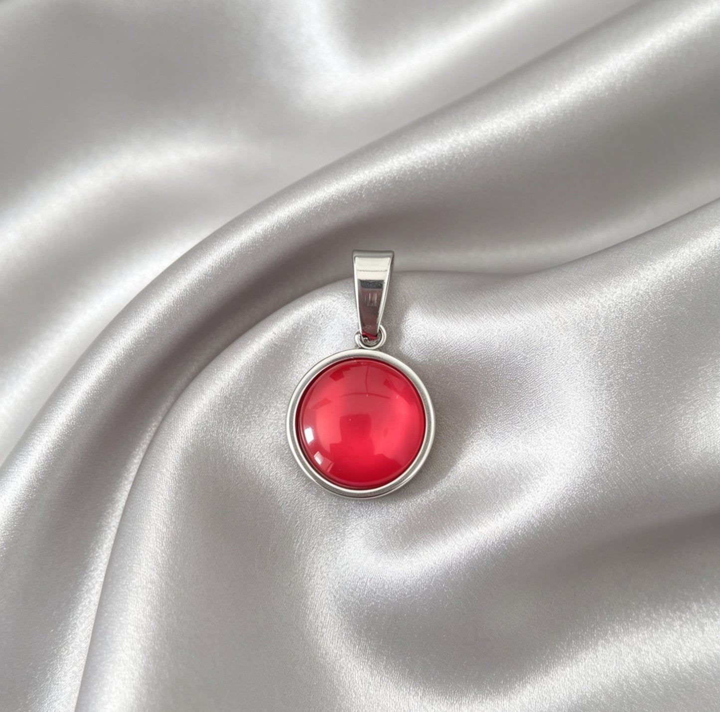 Pendant S with epoxy settings in silver tone