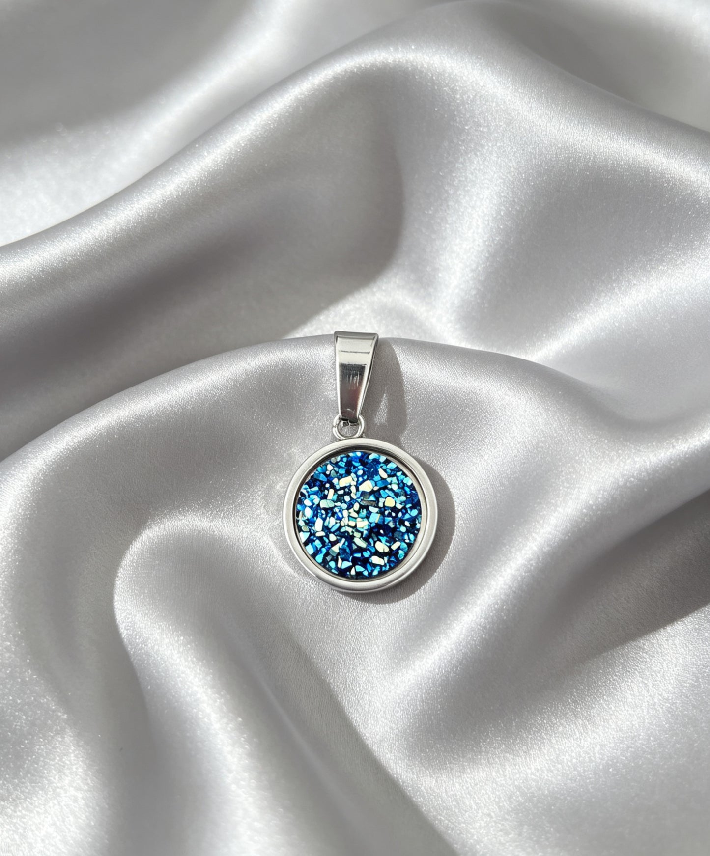 Pendant S with epoxy settings in silver tone