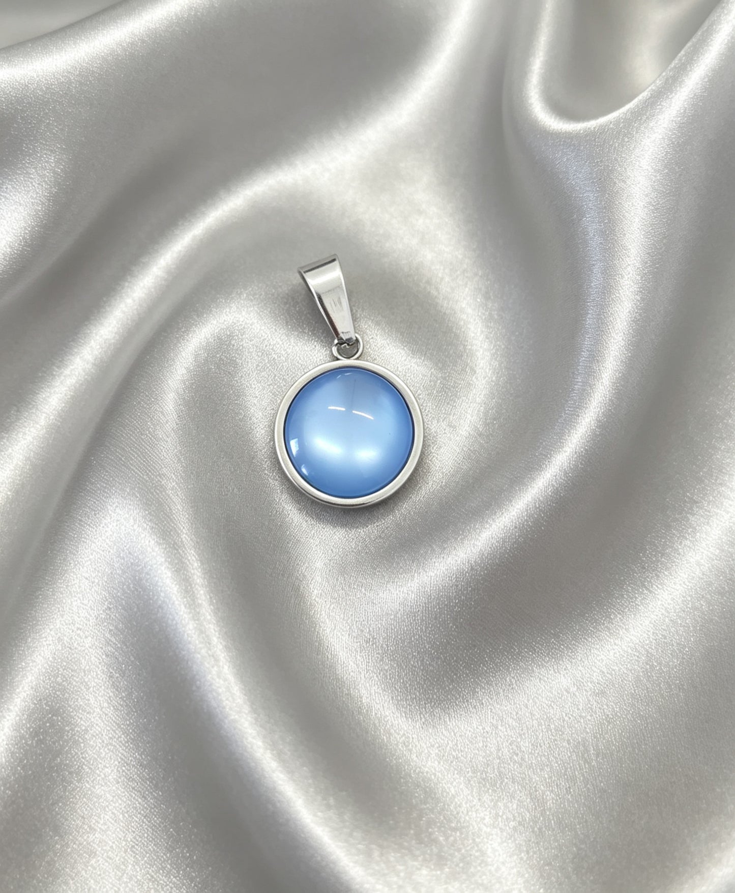 Pendant S with epoxy settings in silver tone