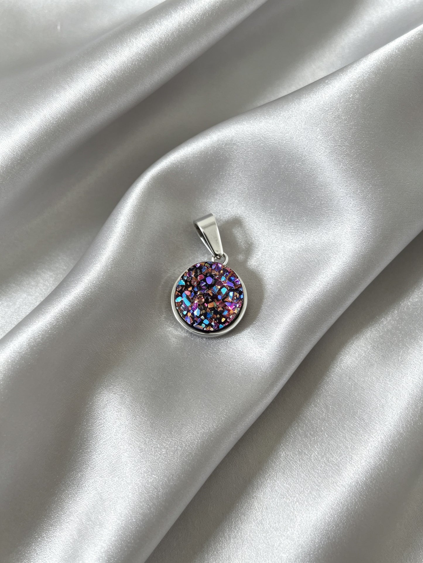 Pendant S with epoxy settings in silver tone
