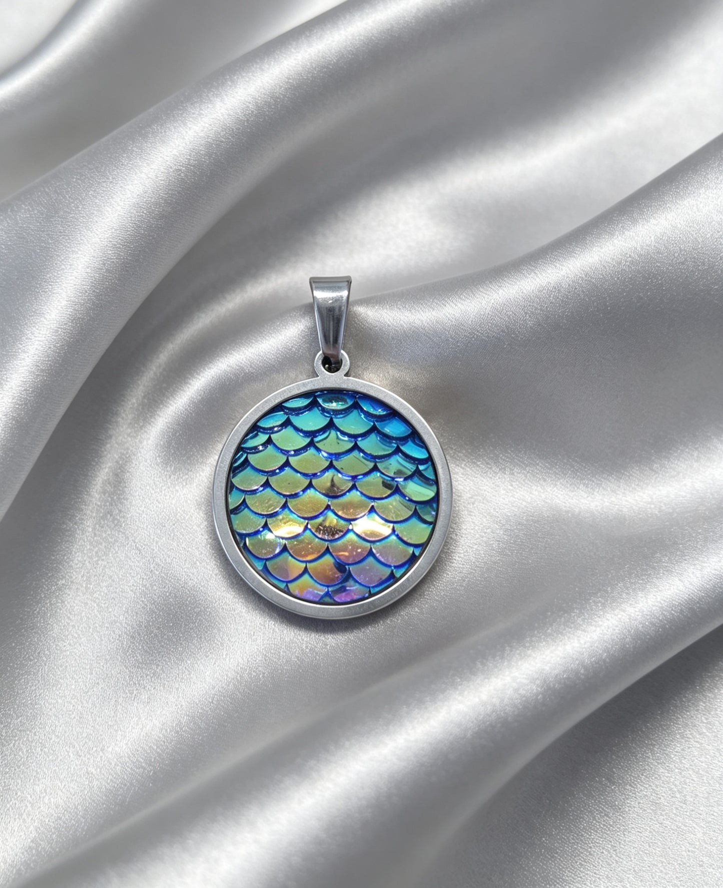 Pendant L with epoxy settings in silver tone