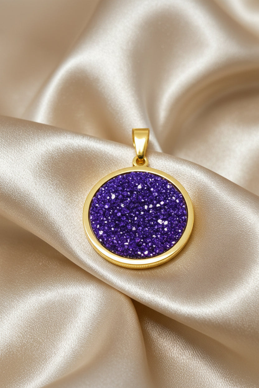 Pendant L with epoxy settings in gold tone