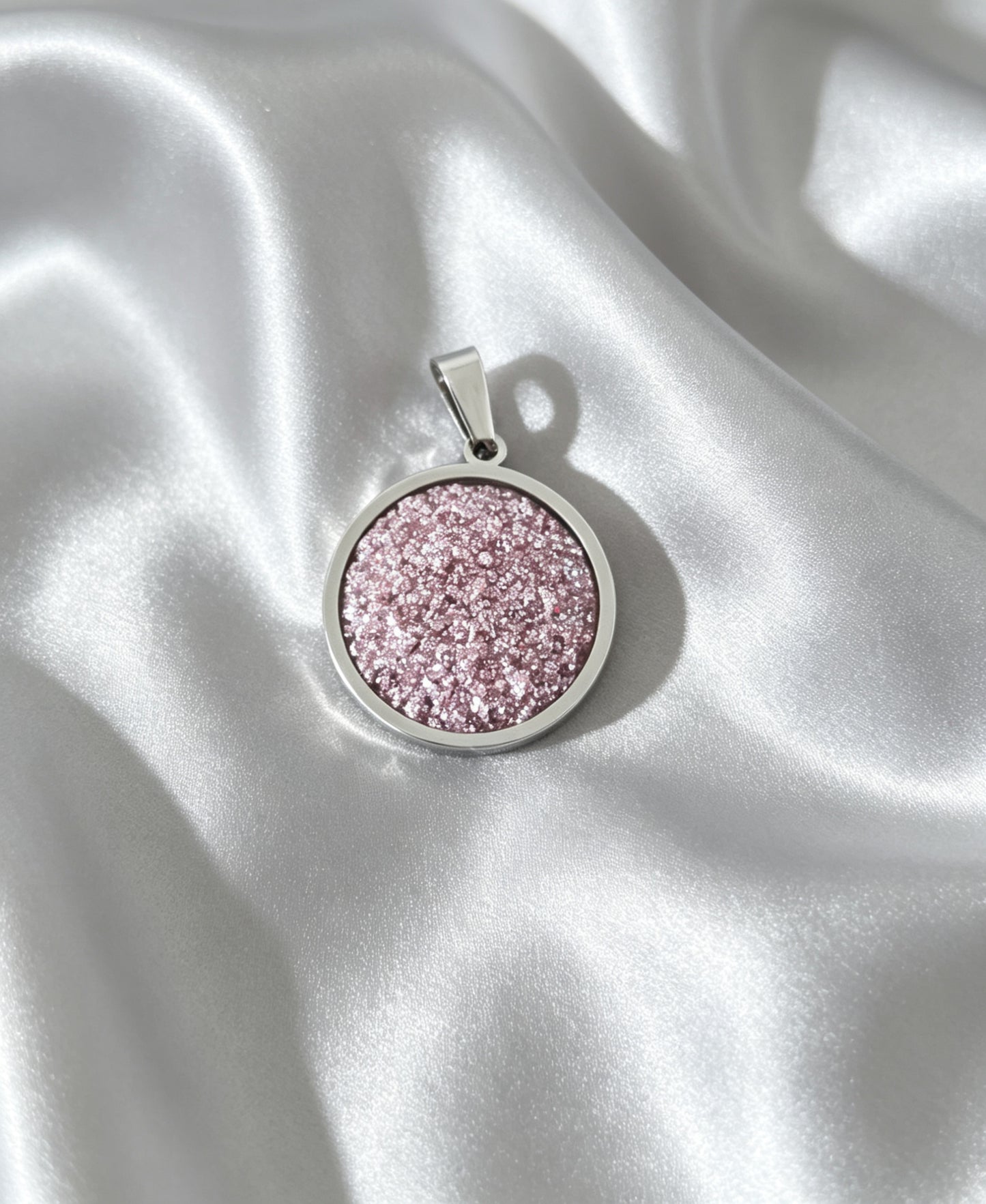 Pendant L with epoxy settings in silver tone