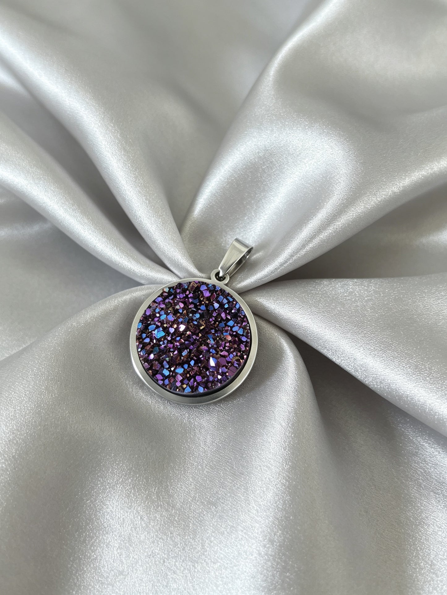 Pendant L with epoxy settings in silver tone
