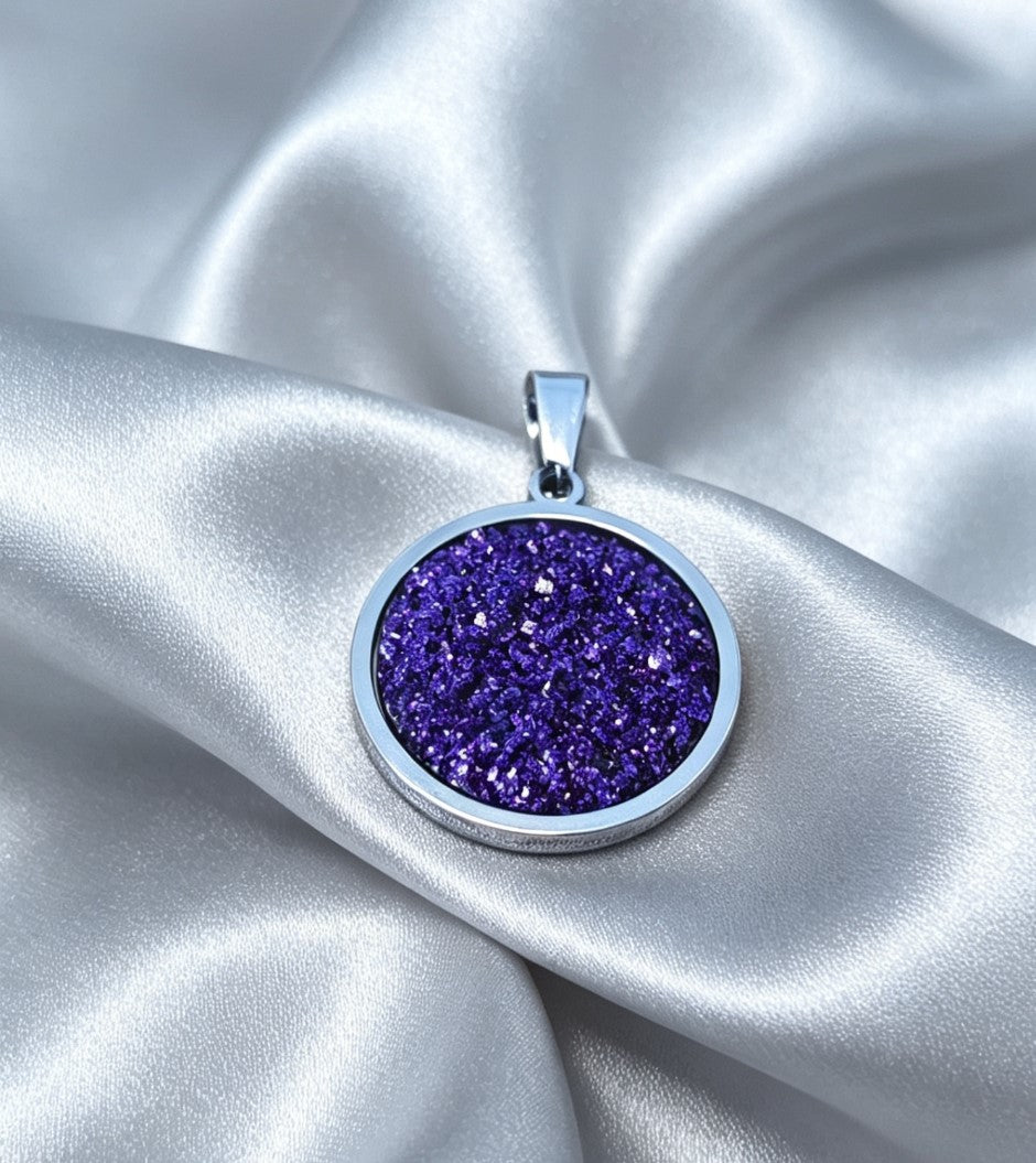 Pendant L with epoxy settings in silver tone