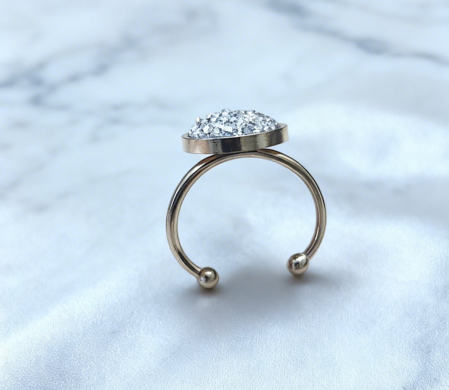 Adjustable ring S with resin disc in silver tone