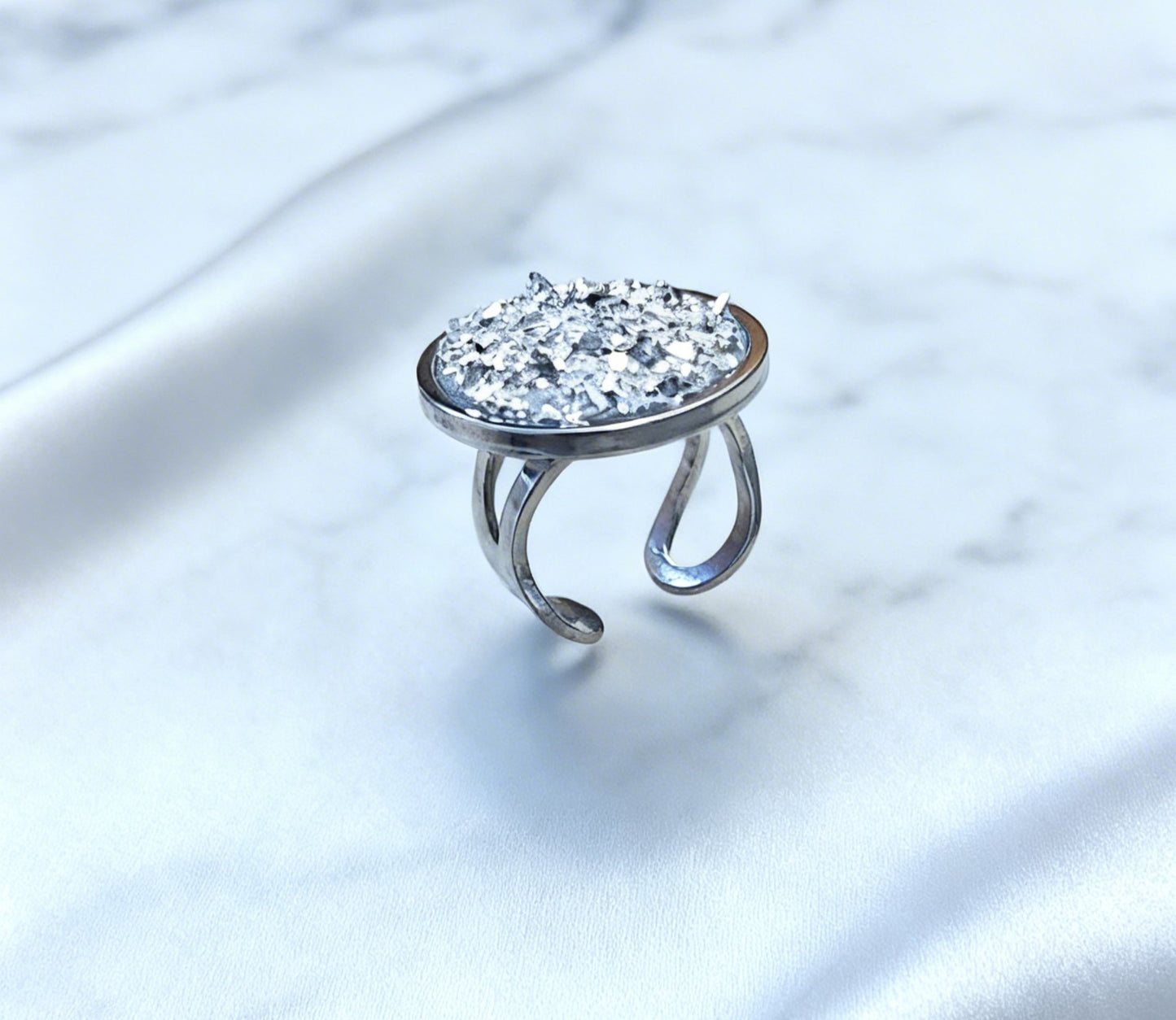 Adjustable ring L with resin disc in silver tone