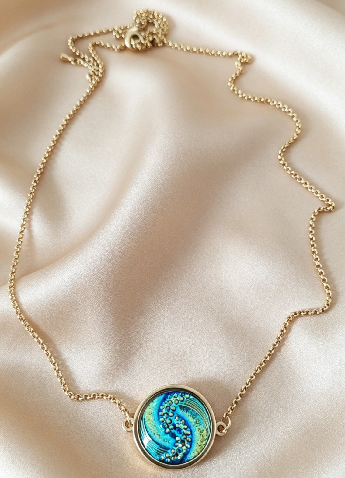 Single Disc Pendant Necklace in gold tone
