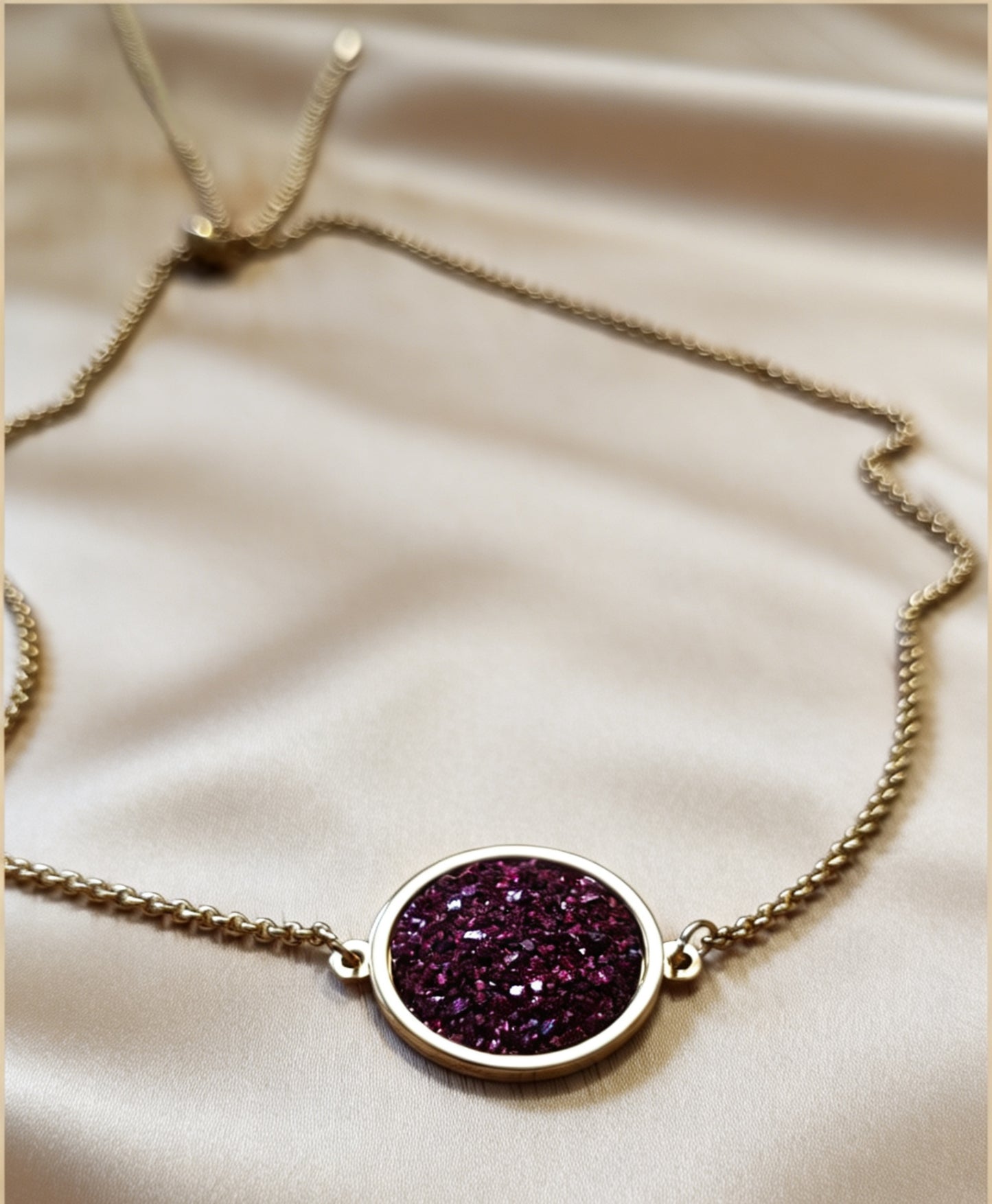 Single Disc Pendant Necklace in gold tone