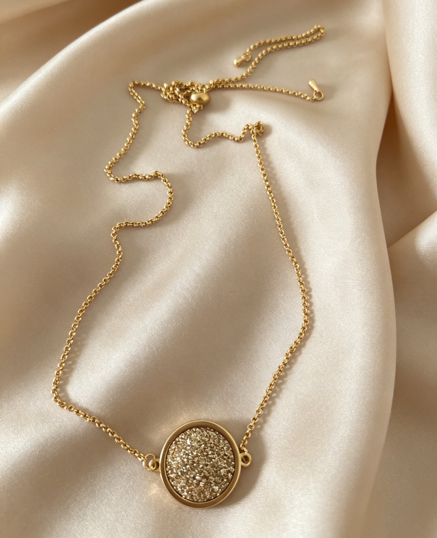 Single Disc Pendant Necklace in gold tone