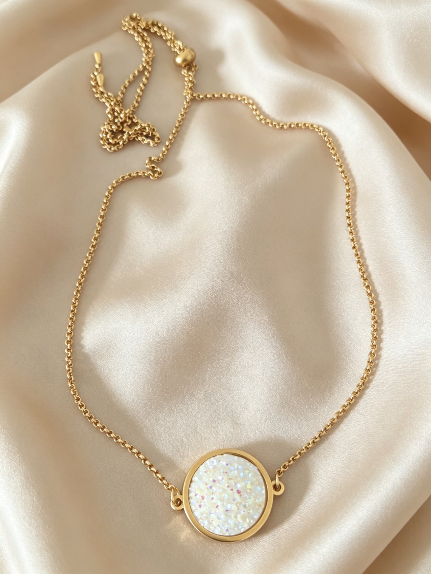 Single Disc Pendant Necklace in gold tone